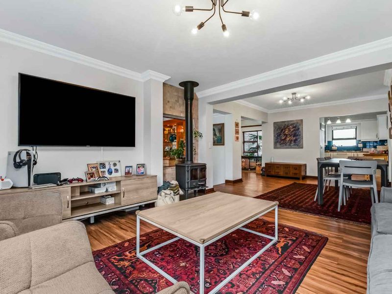 Stunning 3 Bedroom Home For Sale in Fourways - Photo 2