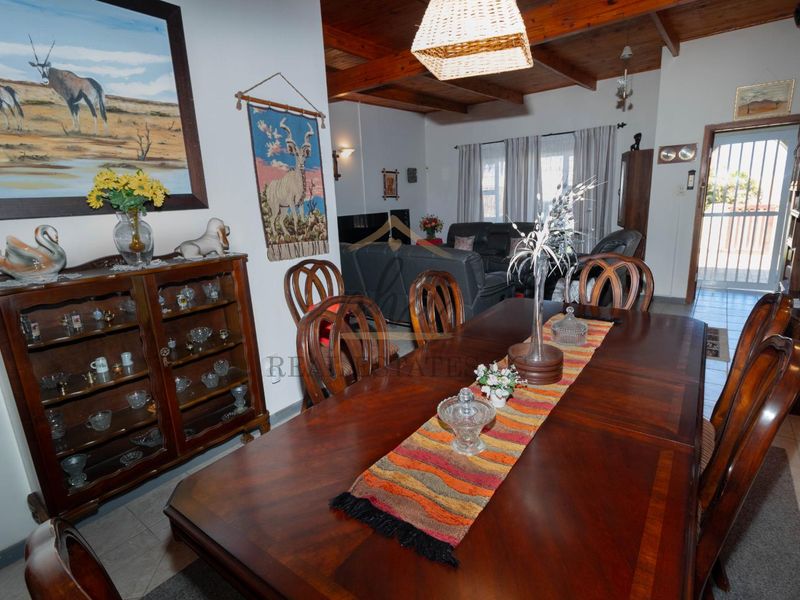 Well maintained with partial ocean views - Photo 4