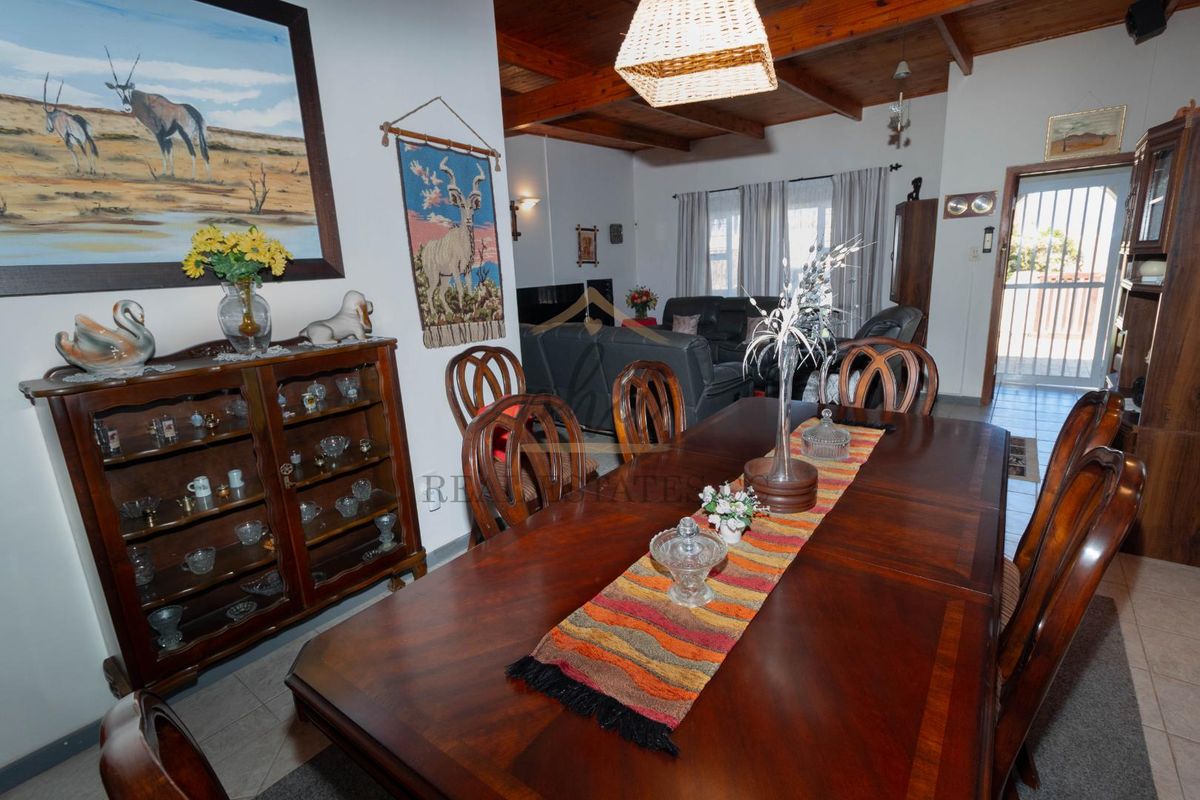 Well maintained with partial ocean views - Photo 4