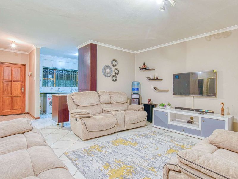 Lovely ground floor pet-friendly unit in secure complex - Photo 4