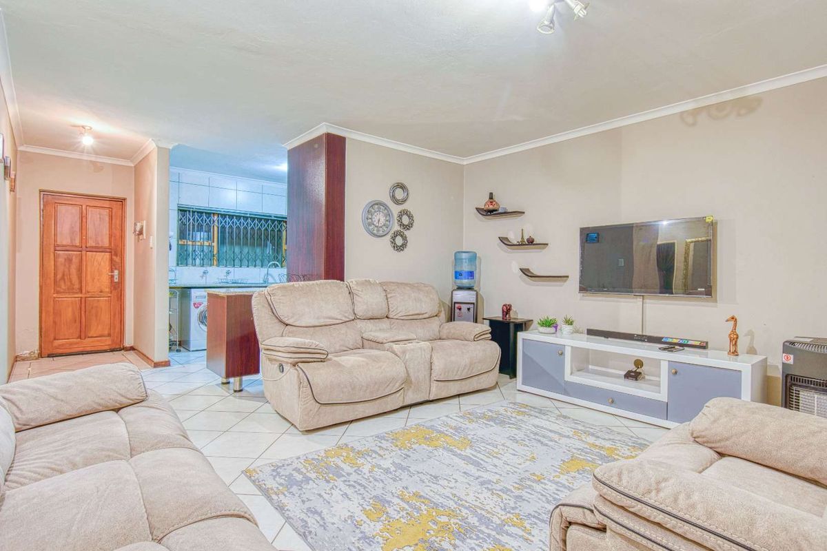 Lovely ground floor pet-friendly unit in secure complex - Photo 4