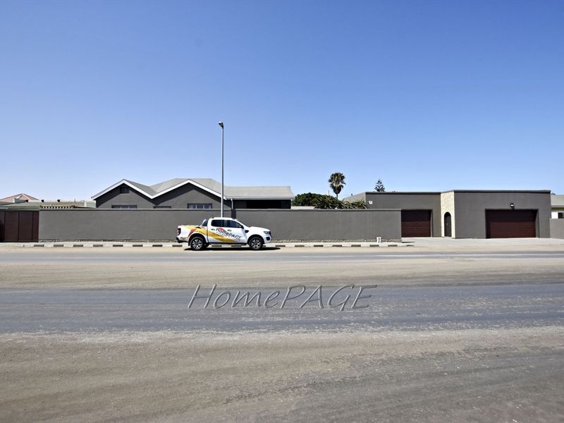 Central, Swakopmund:  EXTREMELY NEAT Home with 3 FLATS is for Sale - Photo 2