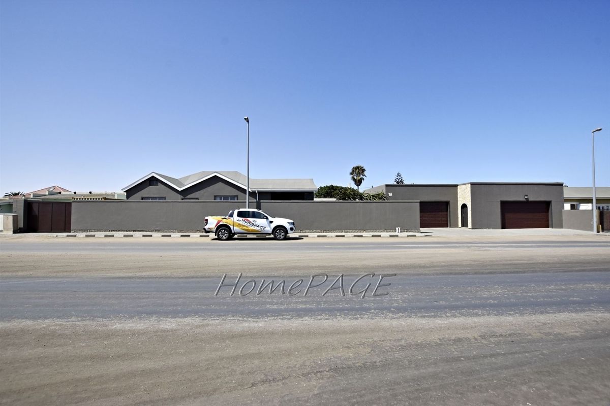 Central, Swakopmund:  EXTREMELY NEAT Home with 3 FLATS is for Sale - Photo 2