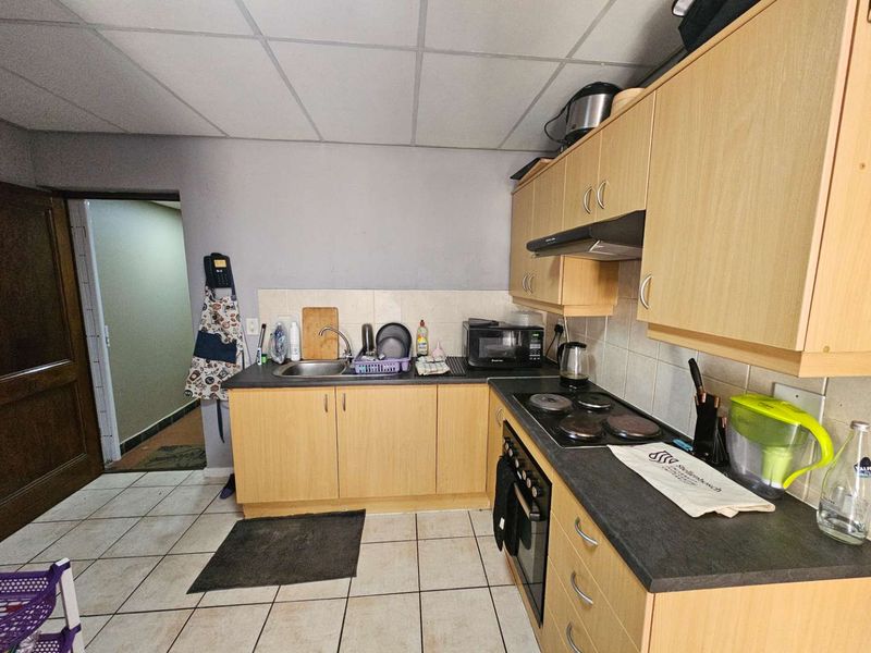 Lovely 2 Bed 1 Bath Apartment with private Stoep area and open plan living area with kitchenette - Photo 4