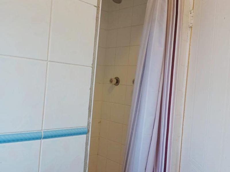House Share - Large room available with en-suite bathroom - Photo 2