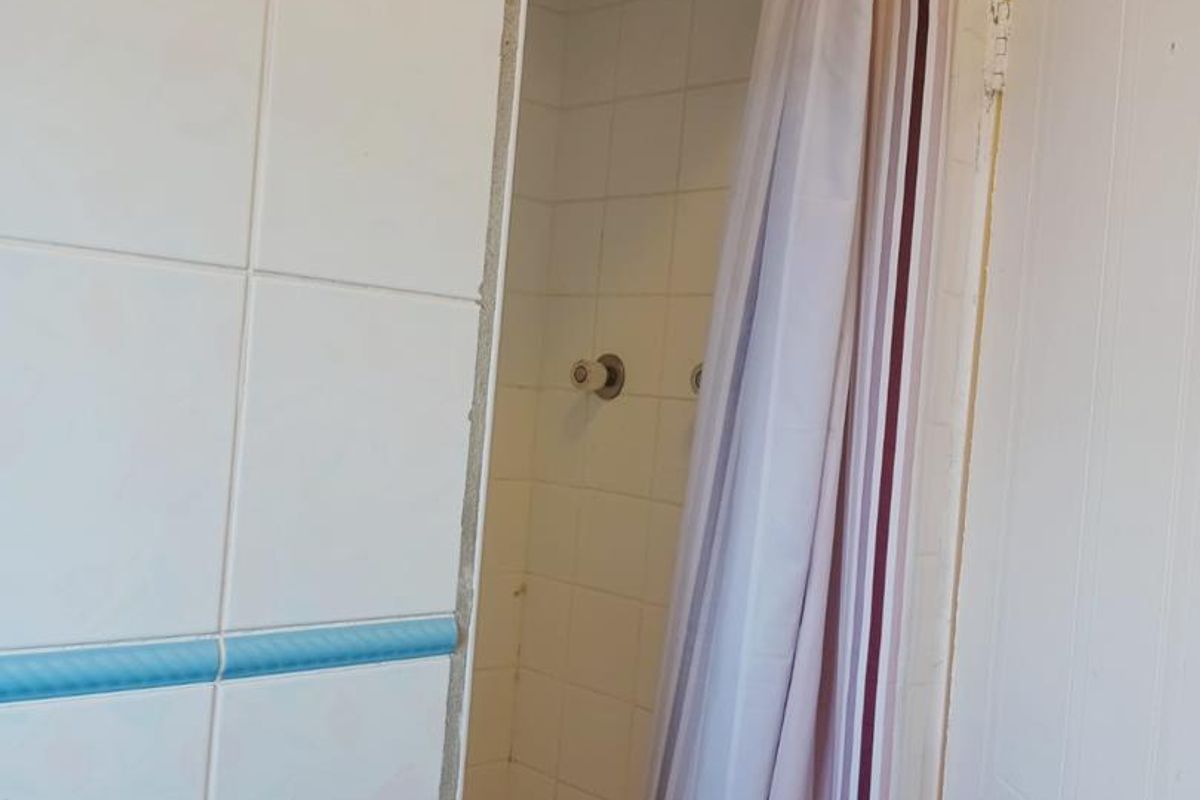 House Share - Large room available with en-suite bathroom - Photo 2
