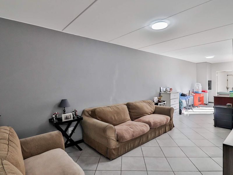 Modern Townhouse with Open Plan Living - Ground Floor Unit Next to Park - Photo 5