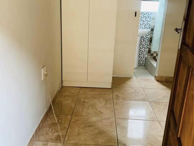 BACHELOR APARTMENT AVAILABLE - Photo 2