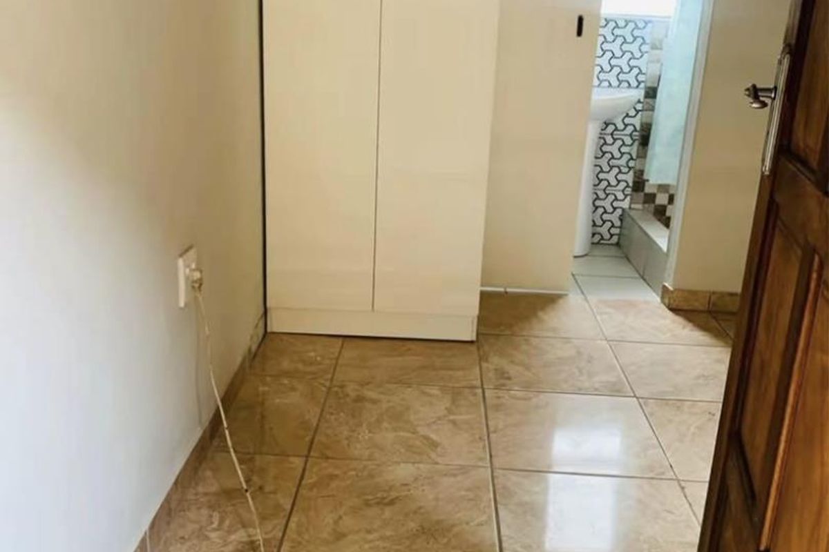 BACHELOR APARTMENT AVAILABLE - Photo 2