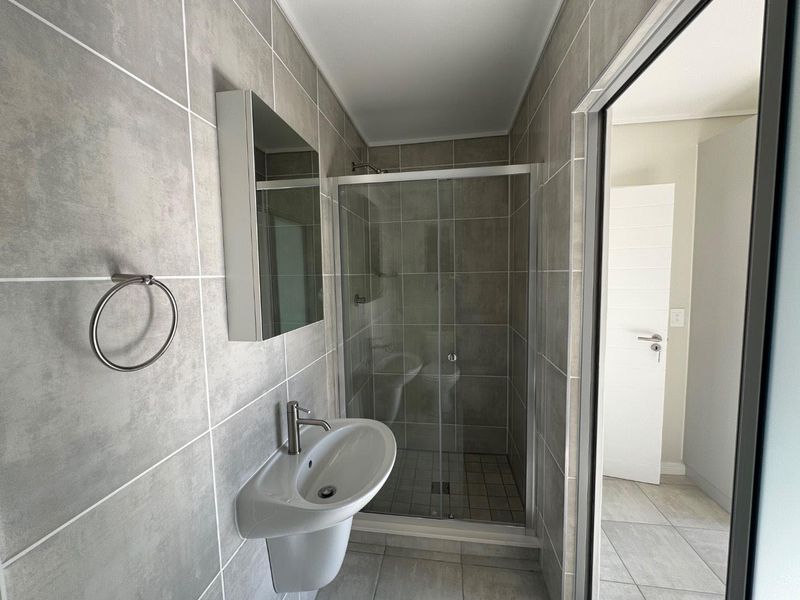 Modern Ground Floor Apartment with Private Garden - Photo 6