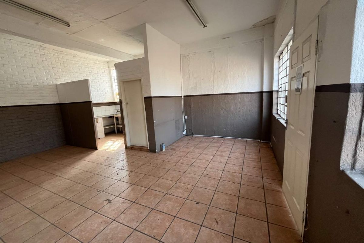 Spacious Industrial Office Warehouse !!! - Photo 5