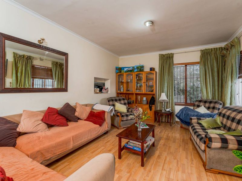 Spacious 6-Bedroom Family Home with Dual-Living Potential in Retreat - Photo 6