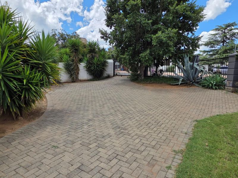 6 Bedroom Dual Living Property with Pool, Solar & Excellent Security - Photo 9