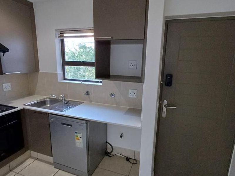 Furnished 1 Bedroom Apartment  in Sunninghill - Photo 4