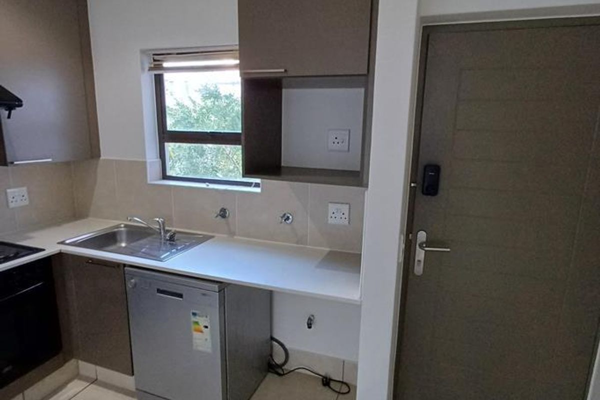 Furnished 1 Bedroom Apartment  in Sunninghill - Photo 4