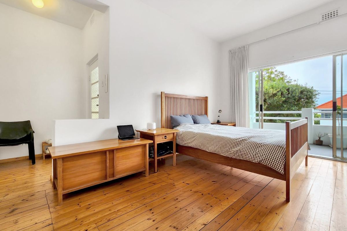 Open-Plan Living, Balcony and Views! - Photo 5