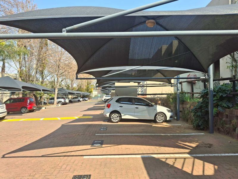 A SLEEK MODERN ONE BEDROOM  GARDEN APARTMENT - Photo 2