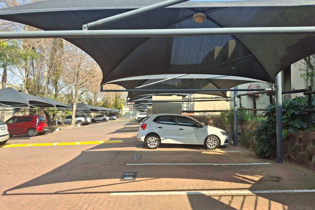 A SLEEK MODERN ONE BEDROOM  GARDEN APARTMENT - Photo 2