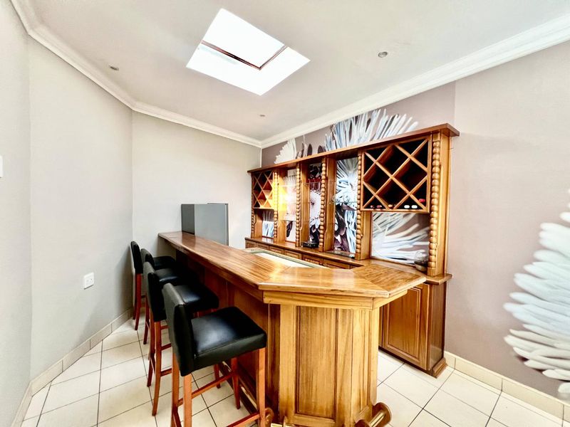 Elegant Solheim Home: 4 Beds, Pool, & Office Space! Lease July 2025 - Photo 4