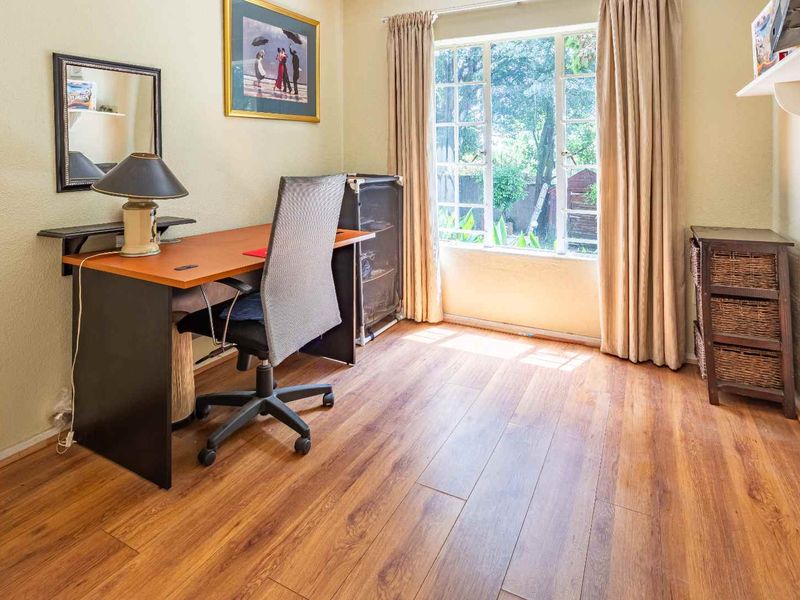 Priced to sell, offers from R875 000 will be considered. - Photo 7