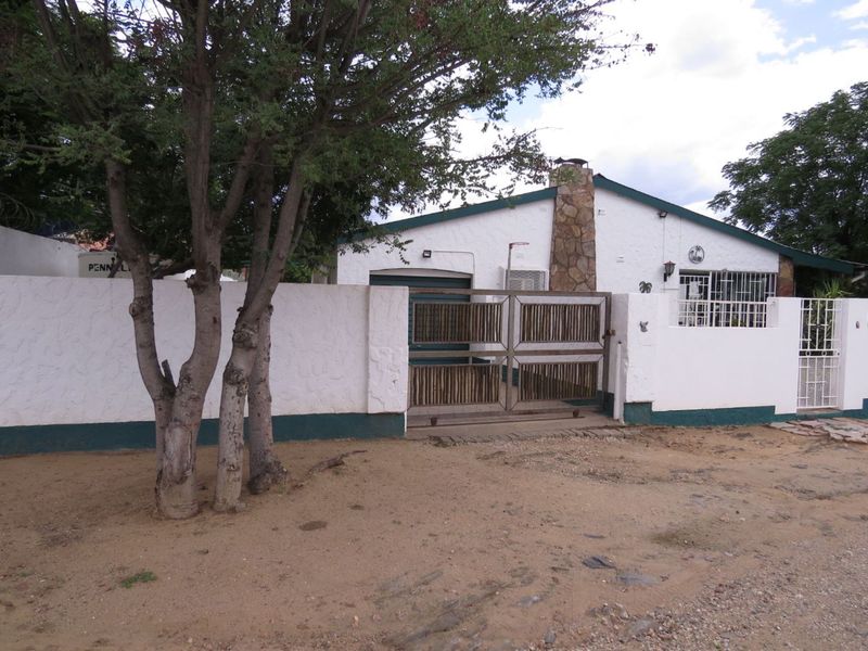 A 3bedroom family home with a flat and a lovely swimming pool is for sale in a quiet and safe area of Okahandja!! - Photo 2