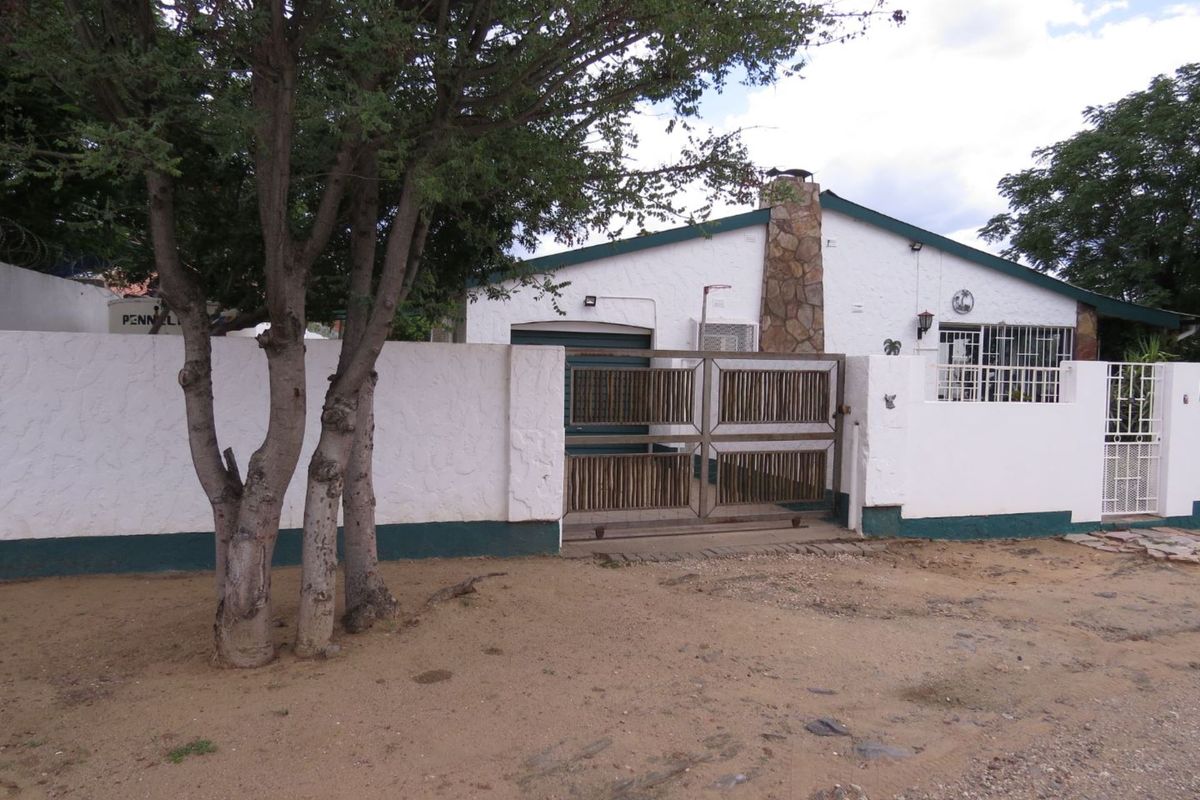 A 3bedroom family home with a flat and a lovely swimming pool is for sale in a quiet and safe area of Okahandja!! - Photo 2