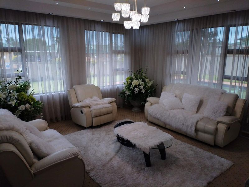Sophisticated spacious family home for sale in Somerset Park - Photo 4
