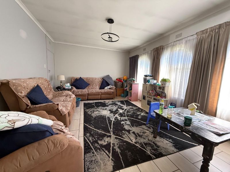 Versatile Family Home with possible Separate Flats On 1600m2 stand - Photo 5