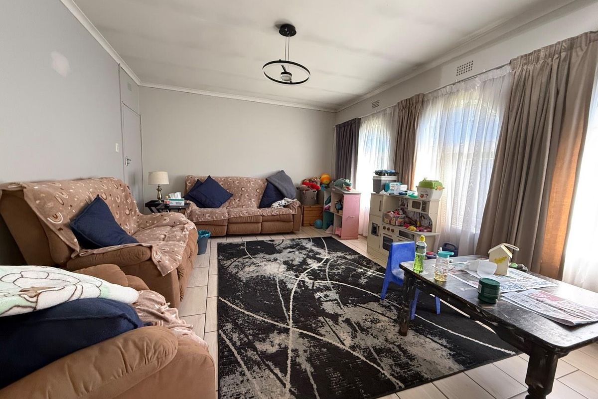 Versatile Family Home with possible Separate Flats On 1600m2 stand - Photo 5