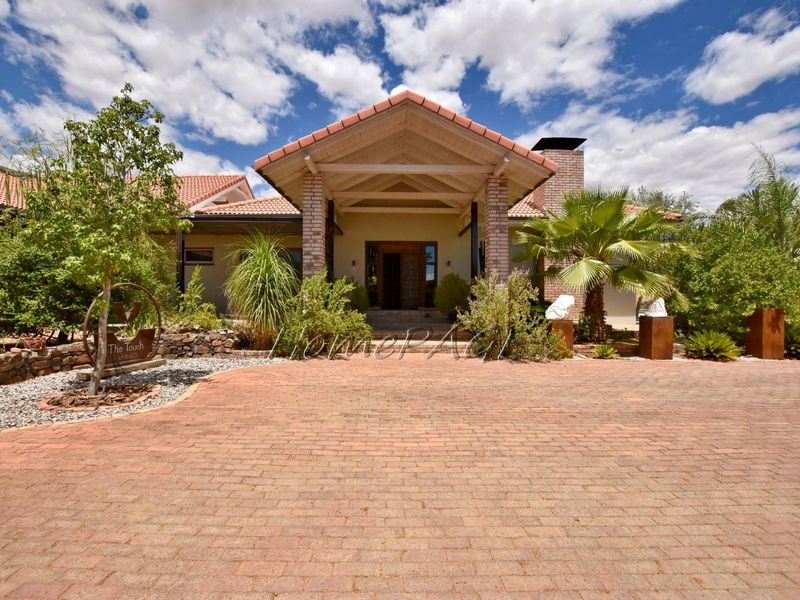 Omaruru:  Elaborate, Luxurious Home is for Sale - Photo 7
