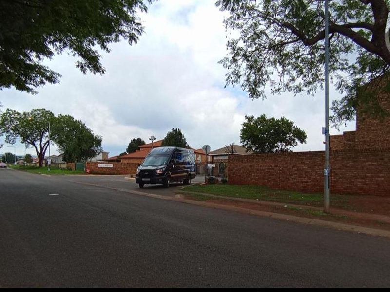 Charming Family Home with Ample space and Ideal Location - Photo 3