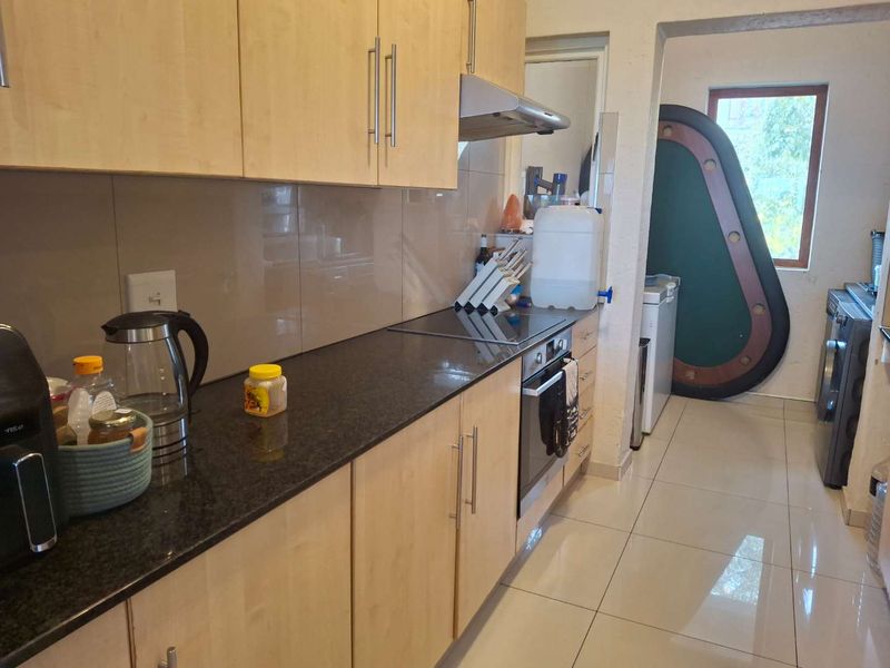 A GORGEOUS UNFURNISHED TWO BEDROOM DUPLEX - Photo 5