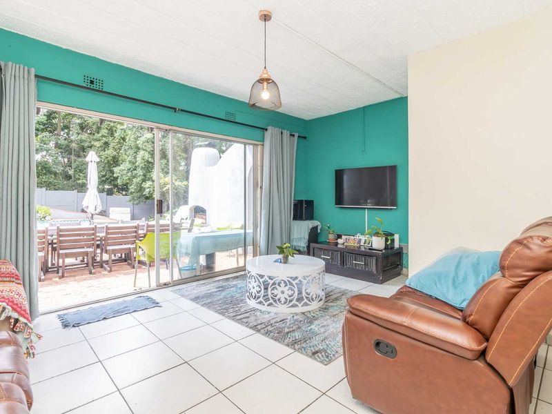 Cosy 4 Bed, 2.5 Bath House with Pool and Garden - Photo 4