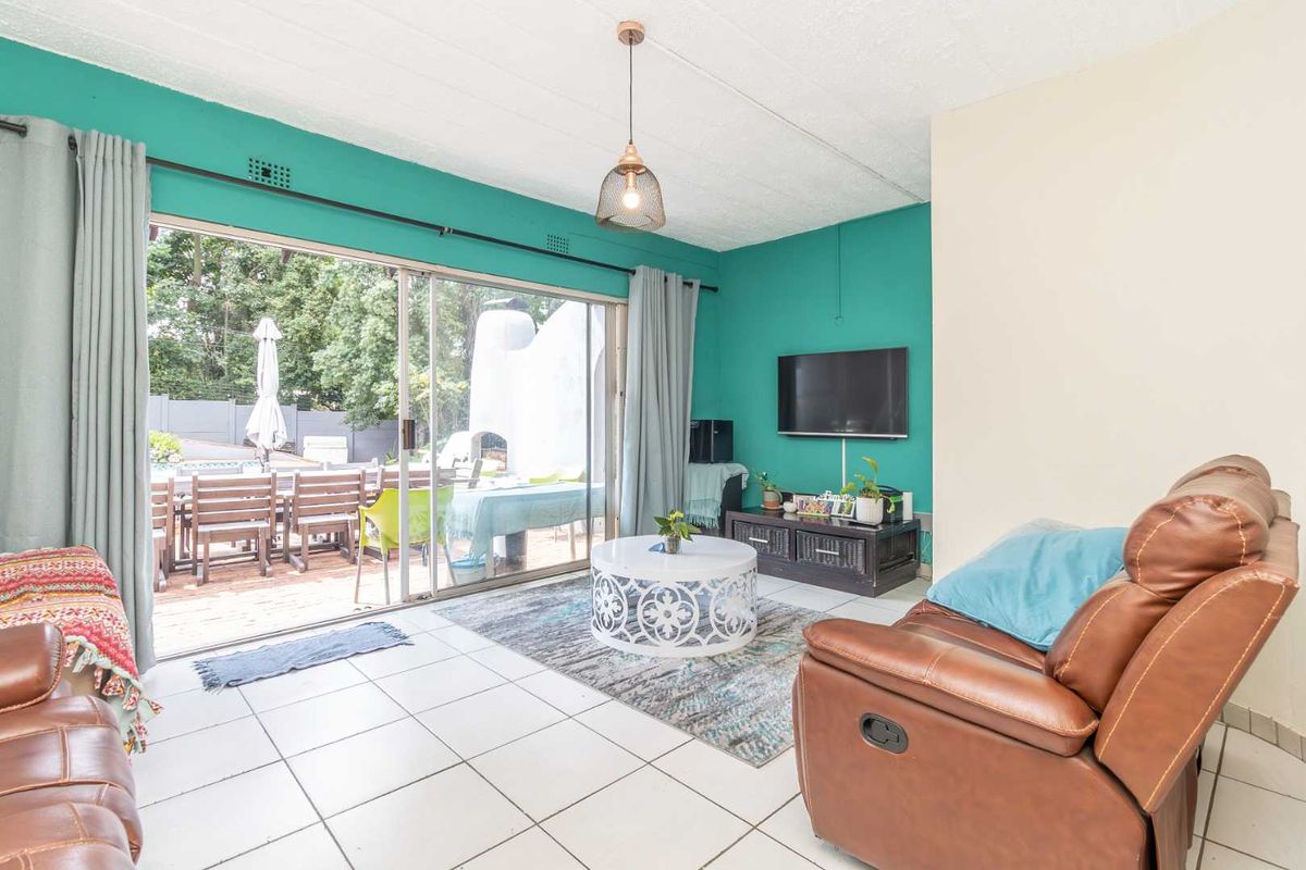 Cosy 4 Bed, 2.5 Bath House with Pool and Garden - Photo 4