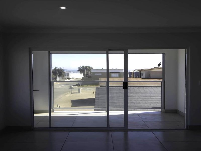 Modern New 4 Bedroom Home near the sea - Photo 4