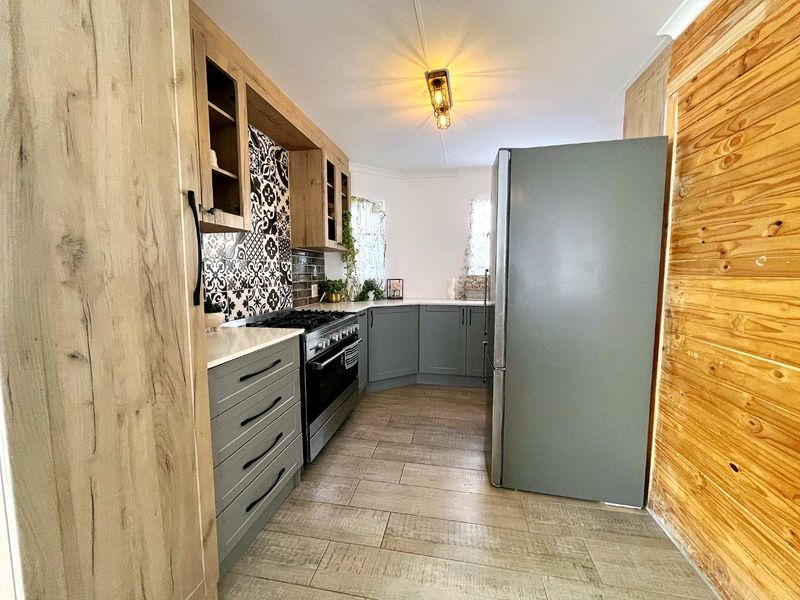 Spacious 3-Bedroom Home in Faerie Glen Prime Location - Photo 2