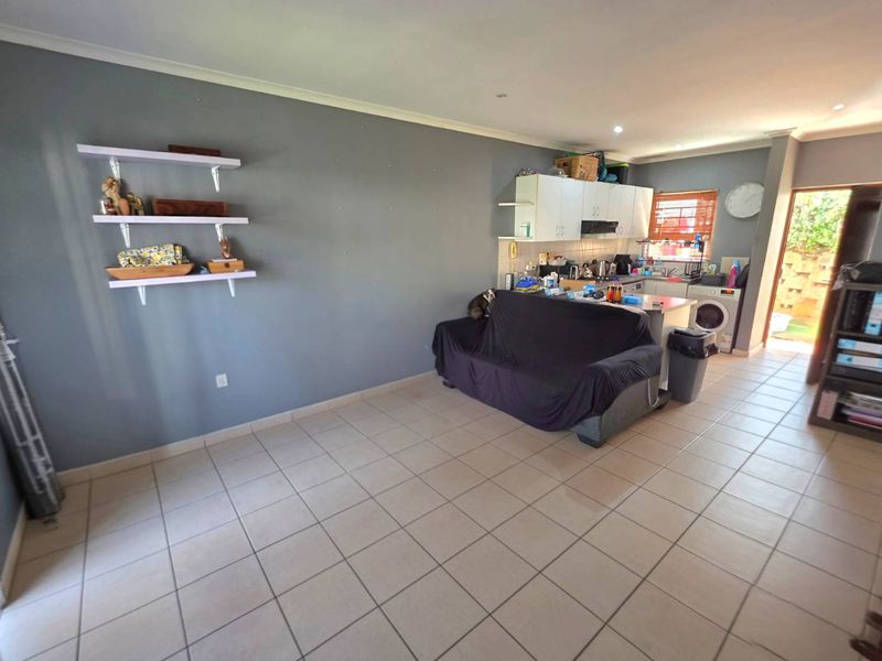 2 Bedroom, 2 Bathroom Simplex FOR SALE in Aintree Lane! - Photo 5