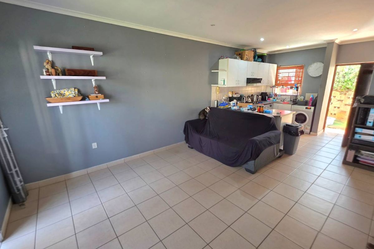 2 Bedroom, 2 Bathroom Simplex FOR SALE in Aintree Lane! - Photo 5