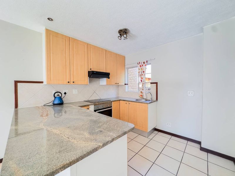 3 Bedroom Duplex with Private Garden - Photo 3