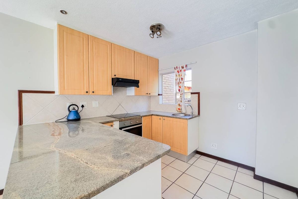 3 Bedroom Duplex with Private Garden - Photo 3