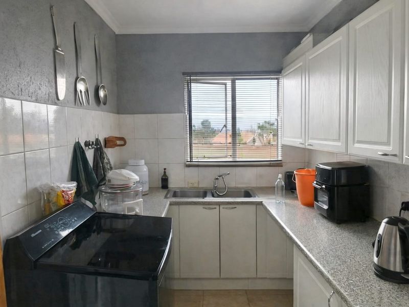 secure and neat top floor townhouse - Photo 2