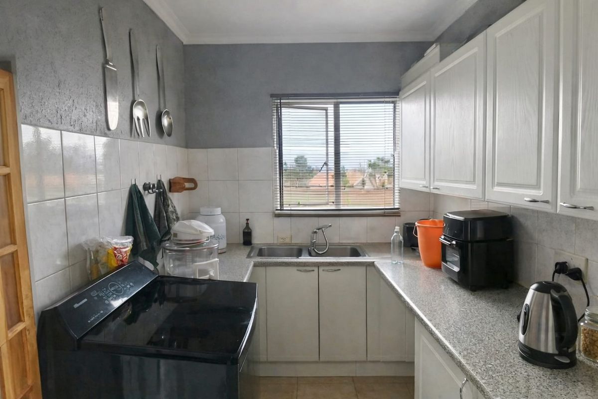 secure and neat top floor townhouse - Photo 2