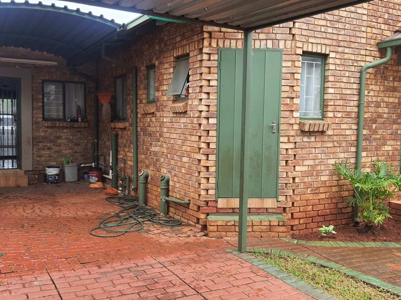 3-Bedroom, 2-Bathroom Home in Dooornpoort, Pretoria - Photo 3