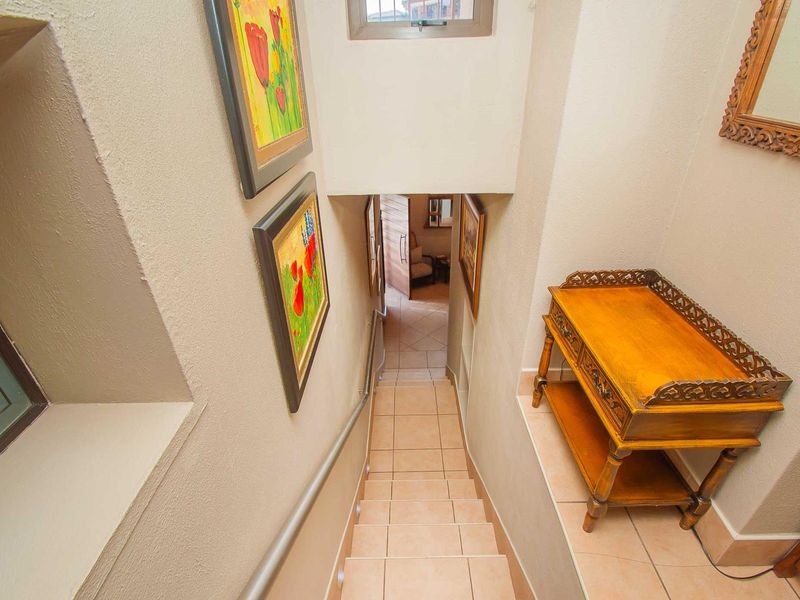 Constantia Kloof's Finest Family Home - Photo 6