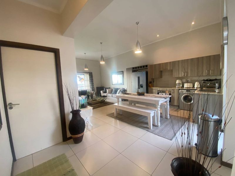 Serene living awaits, beautiful townhouse with top amenities - To Let - Photo 3