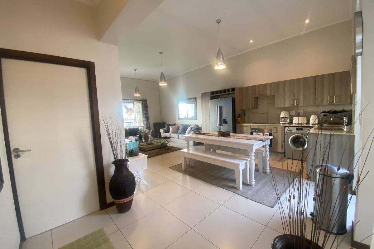 Serene living awaits, beautiful townhouse with top amenities - To Let - Photo 3