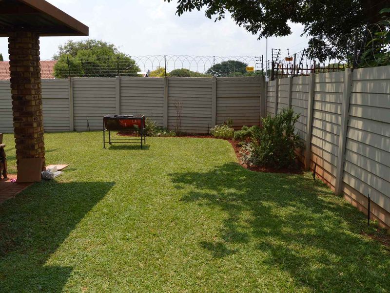 Charming 3-Bedroom Townhouse Simplex in a Secure Complex - Photo 7