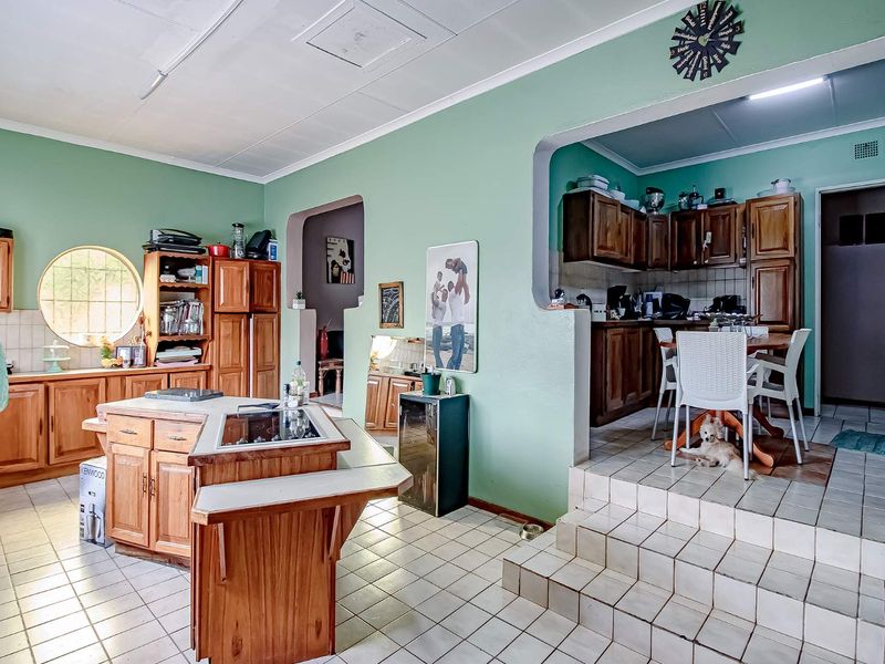 Spacious Home with a flatlet and pool. - Photo 6