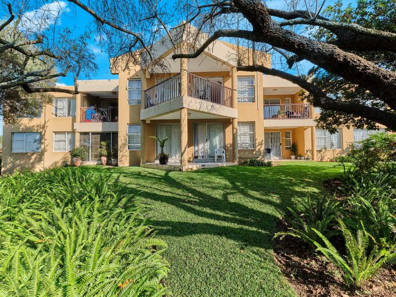 Charming Two-Bedroom Upstairs Townhouse with Scenic Balcony. - Photo 2