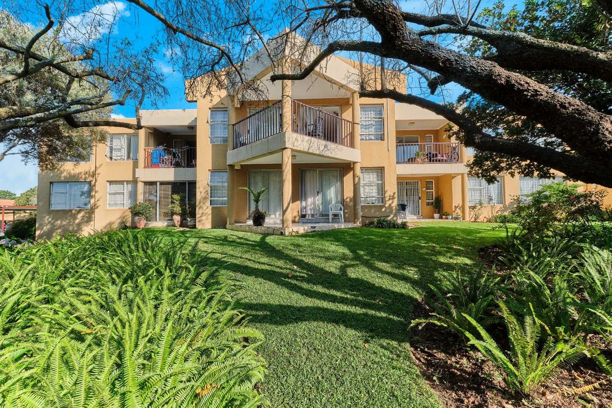 Charming Two-Bedroom Upstairs Townhouse with Scenic Balcony. - Photo 2
